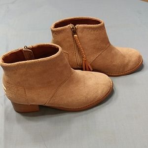 Girl's suede booties by Toms size 2 youth/little girl